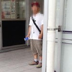 狙いをつける奴隷おじさん