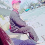 横に座る奴隷おじさん